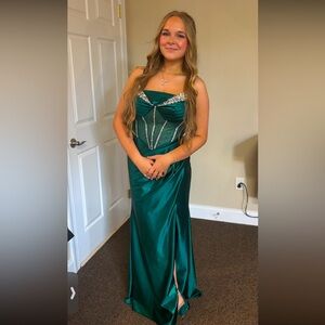 Emerald green boutique dress!! Excellent condition!! Size 8-10